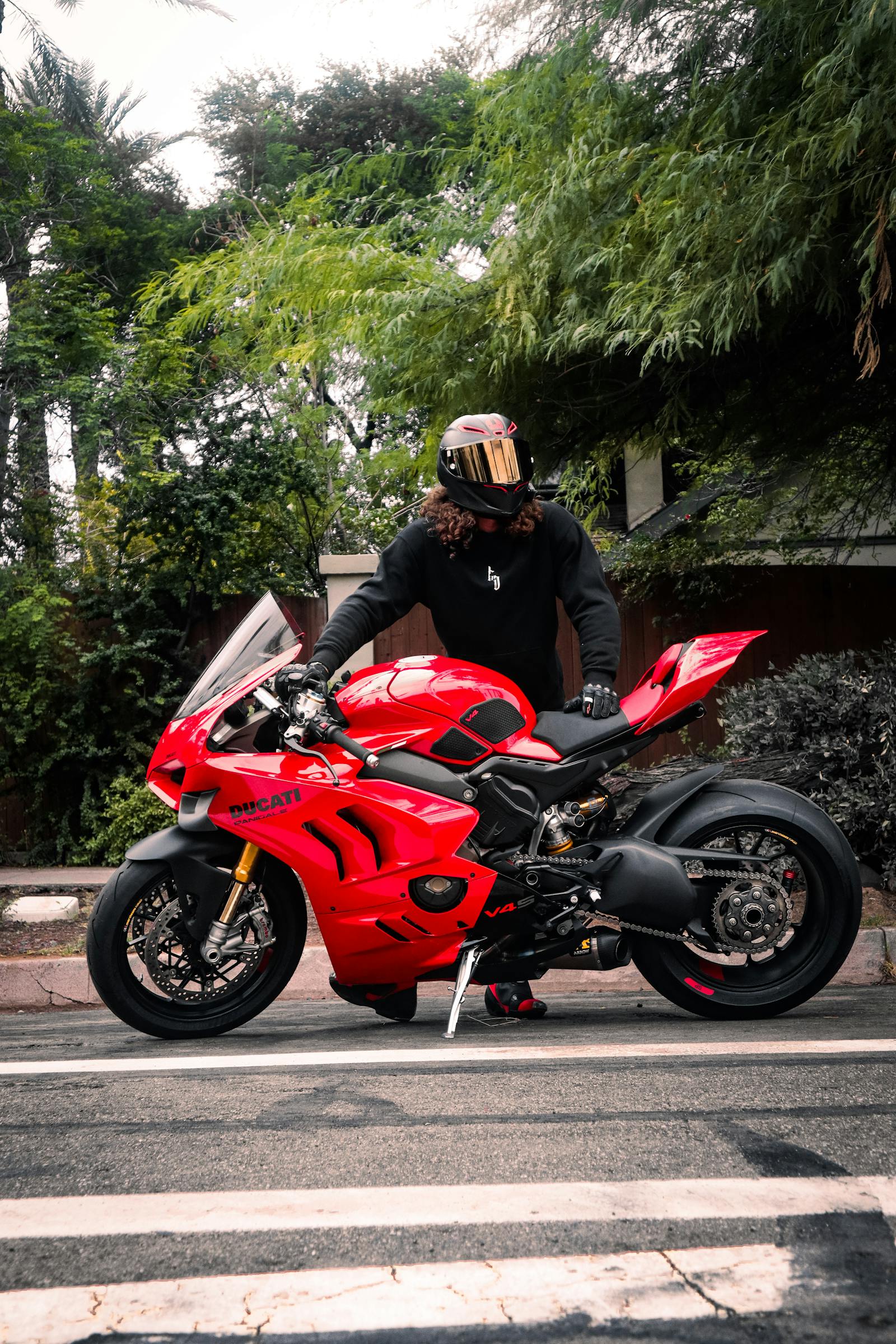 Moto deportiva roja lista para entrega